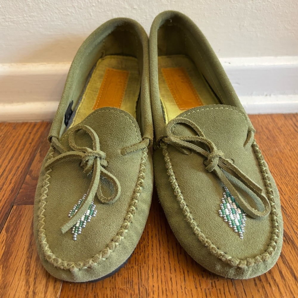 Gorgeous Manitobah Muckluks brand Moccasins in green leather with beaded detail